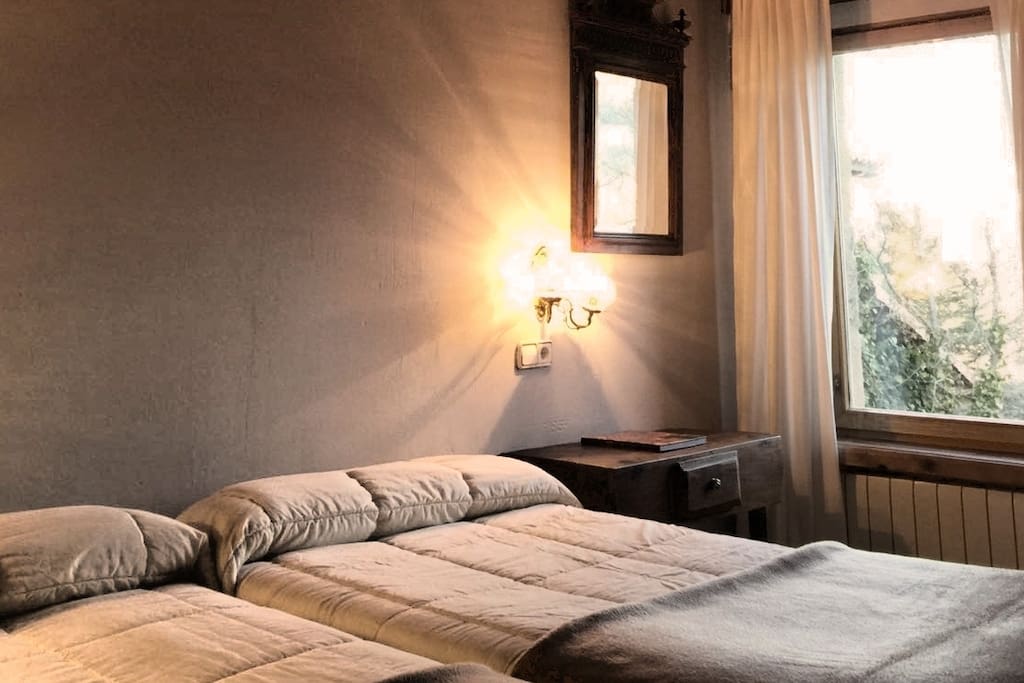 Habitación doble con baño privado y dos camas