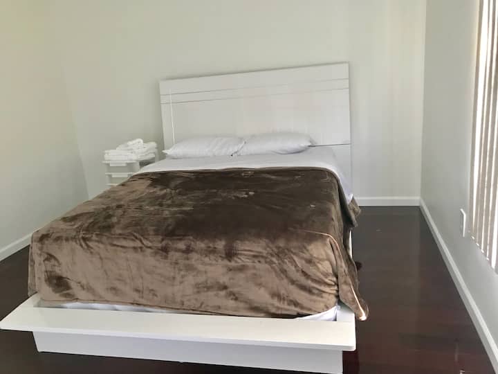 1号客房位于二楼。从全长衣柜前方俯瞰美景