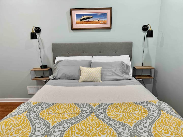 Dhomë gjumi me grila të errëta, krevat të rehatshëm dopio "queen", komodinë dhe tavolinë pune. 