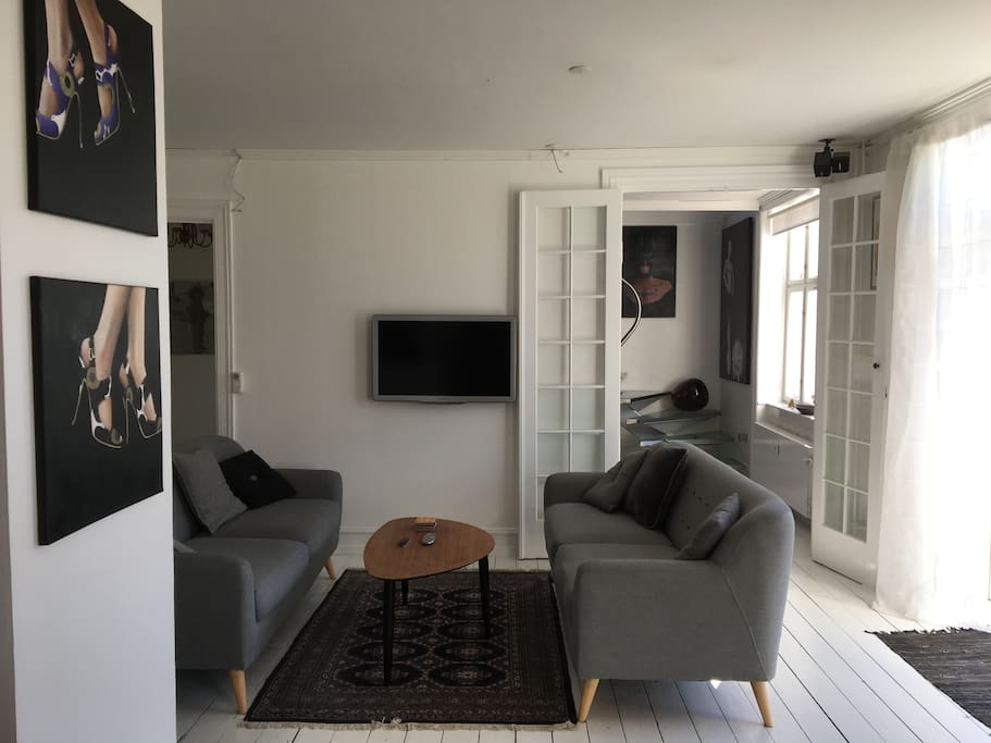 the sofa group, seen from the dining area-