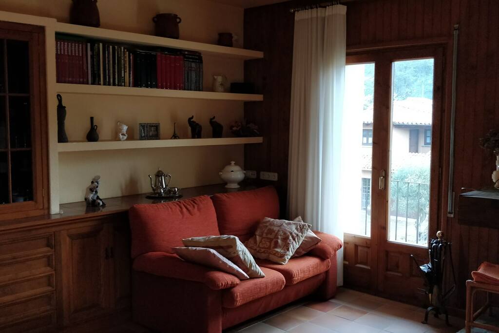Comedor con chimenea, 2 sofas y mesa (1)