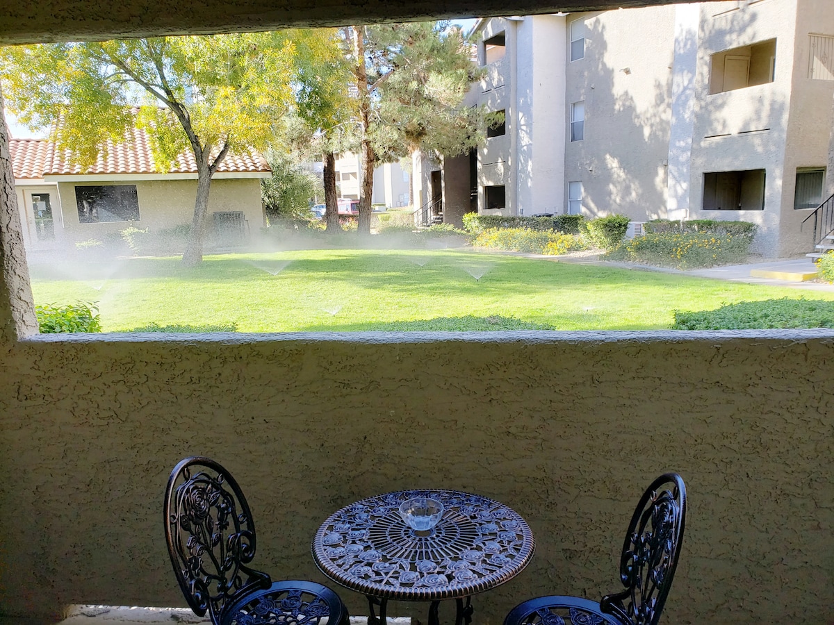 Elegant 2BR/2BA, near Strip, free Parking/Gym/Pool