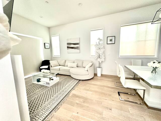 Newly build house with lots of natural light! gallery image 4