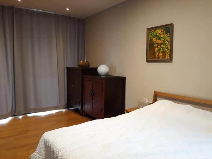 Voici la chambre 1 ~ ~ ^ ^

Vous pouvez dormir confortablement dans une atmosphère chaleureuse ~ ~ ^ ^