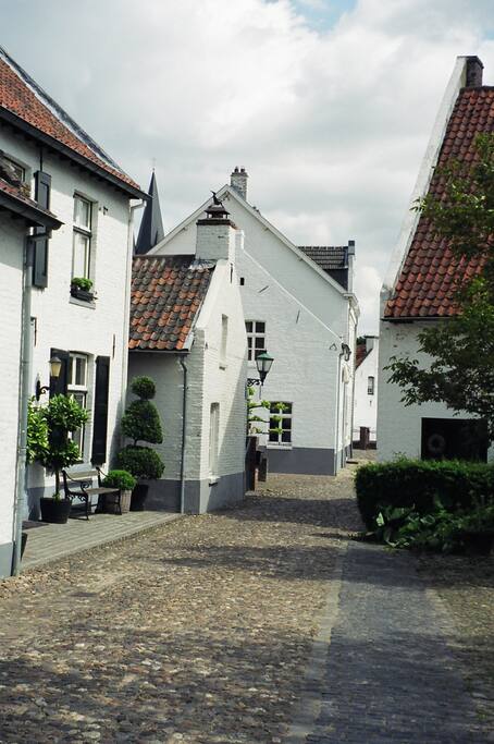 Het molenaarshuis stamt uit de 18e eeuw en was het woonhuis van de molenaar.