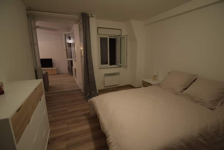 Billede af soveværelset med en kommode, to etager og et omklædningsrum, for ikke at nævne den meget gode kvalitet seng (25 cm tyk).