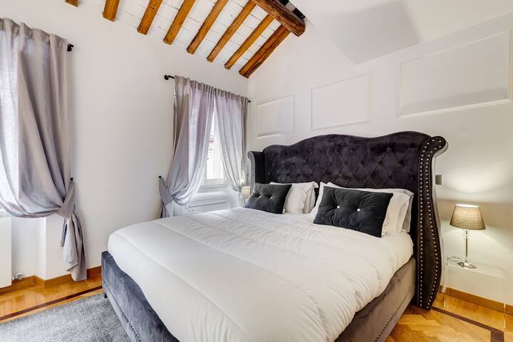 ★ ★ ★ ★ ★ NAVONA SQUARE – RomeDreamHome -Satinized gallery image 5