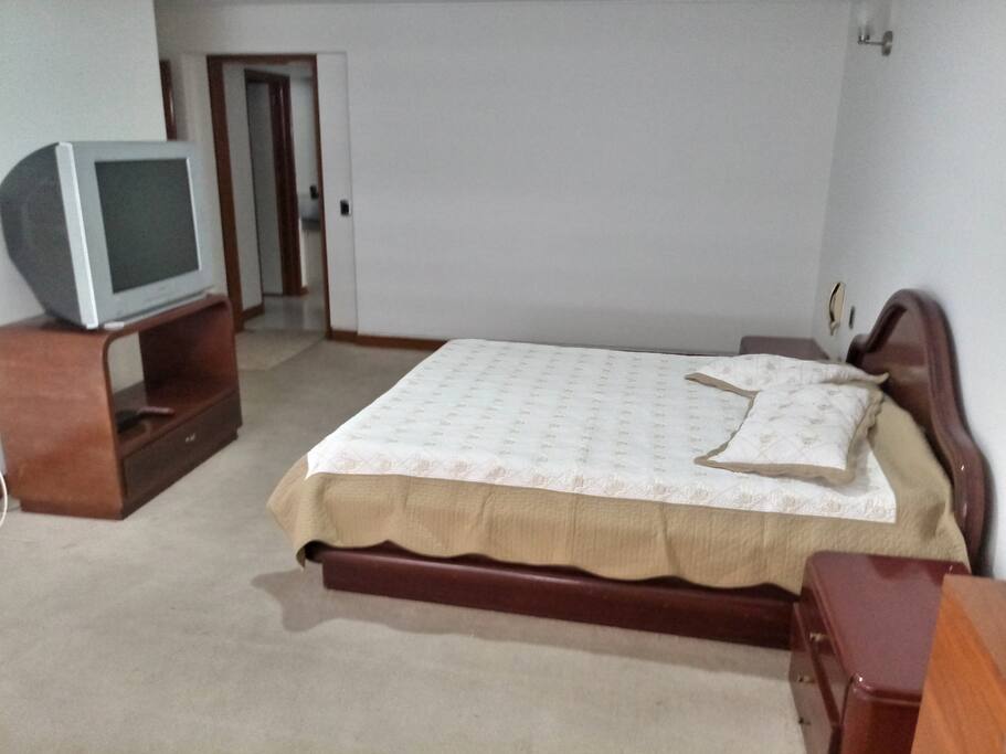 Amplia alcoba independiente con cama doble y espacio para cama adicional, cuenta con baño privado agua caliente y walking closet.