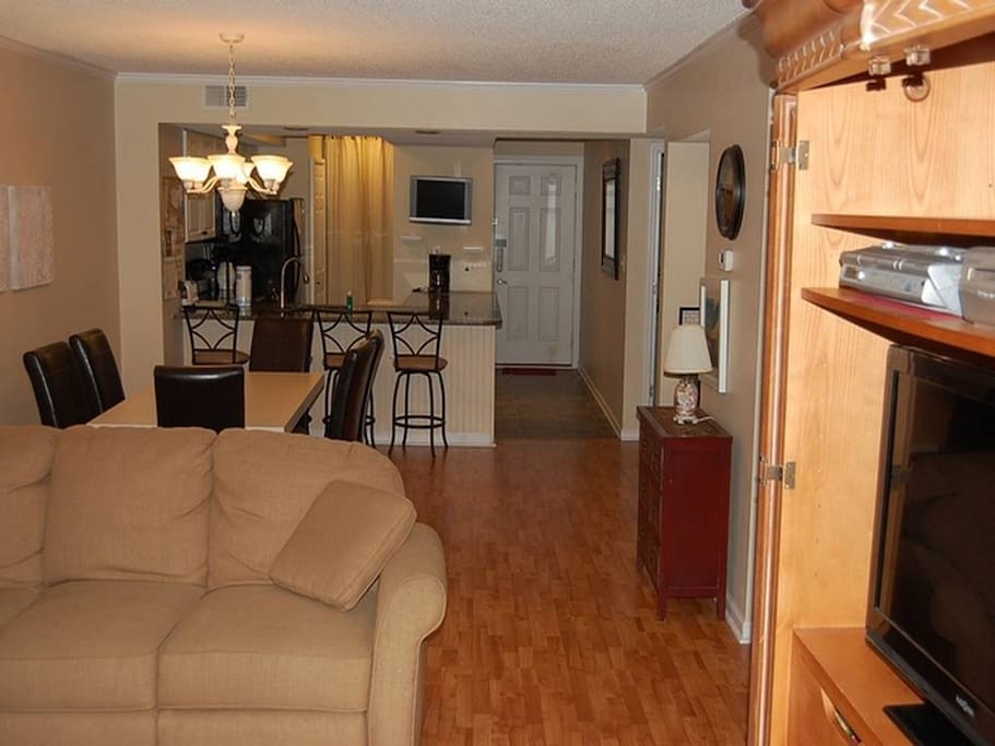 Couch,Furniture,Indoors,Room,Dining Table