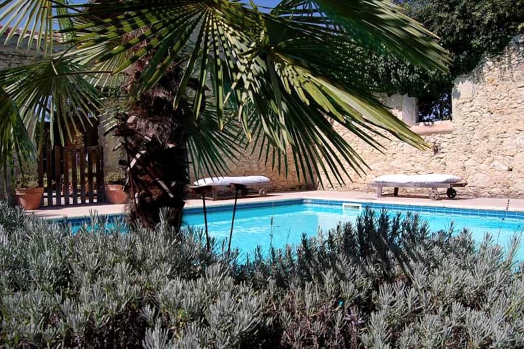 Walled swimming pool