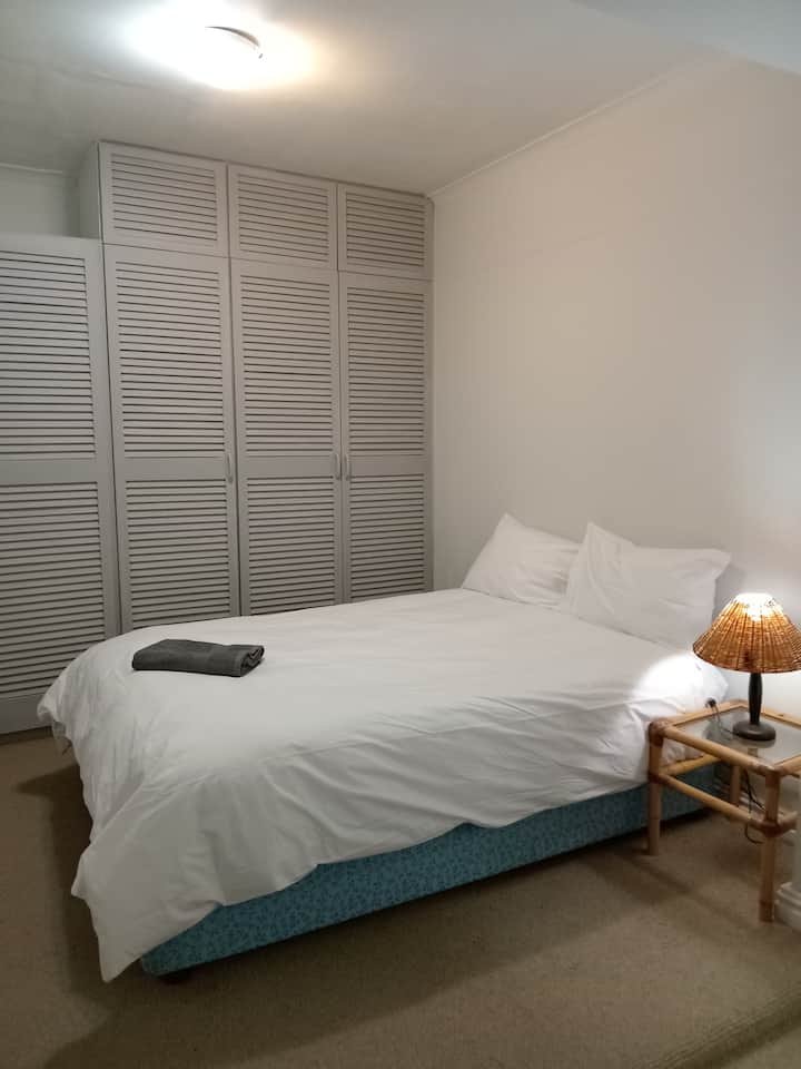 דירת רווקים ליד הבריכה עם ארונות מובנים ומיטה זוגית 