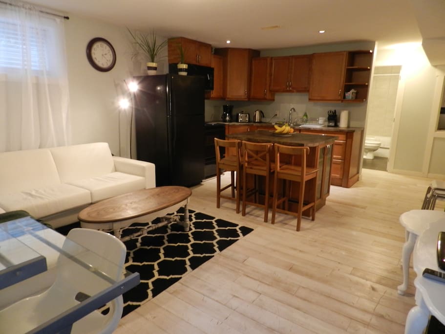 A lovely, modernly furnished 2 bed 2 full bath suite with full kitchen