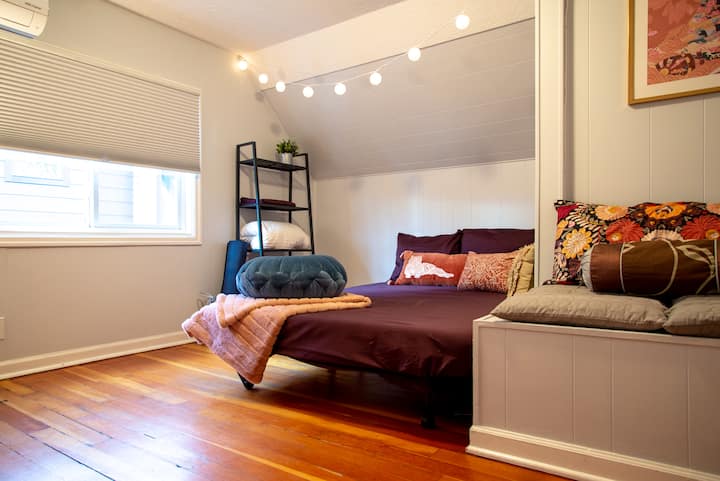 หมอนและไฟแสดงอารมณ์มากมายทำให้ที่นี่เป็นพื้นที่ที่ยอดเยี่ยมสำหรับการอ่านการเขียนการทำสมาธิหรือโยคะ 