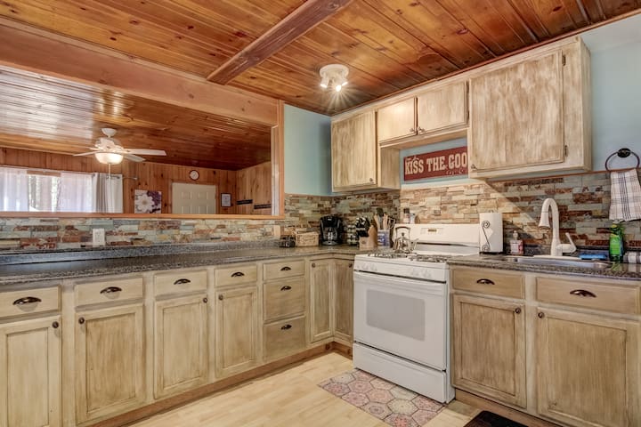 OPEN! Pet Friendly 2BR Cabin, Walk to Lake!