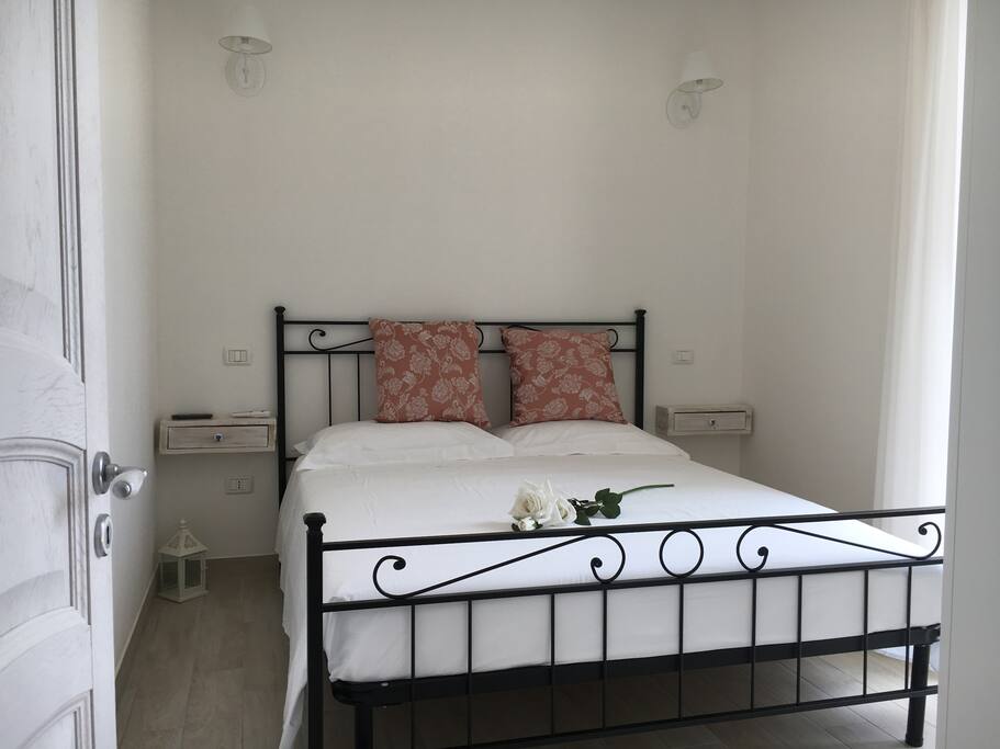 Camera da letto luminosissima, romantica, contemporanea, fresca, con accesso diretto ad una delle tre terrazze private di cui dispone l'appartamento.