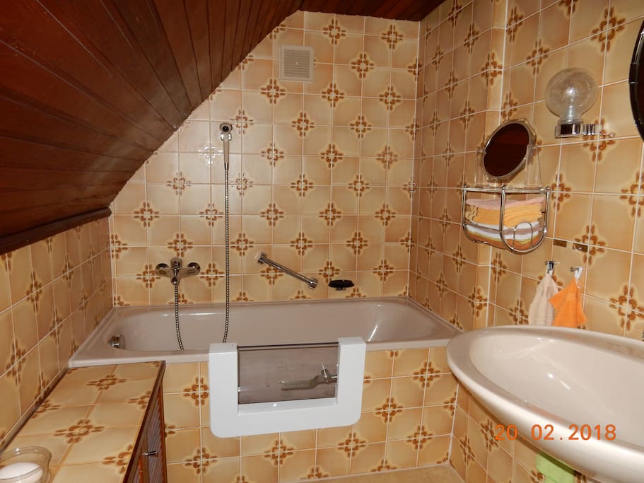 Wannenbad mit Dusche