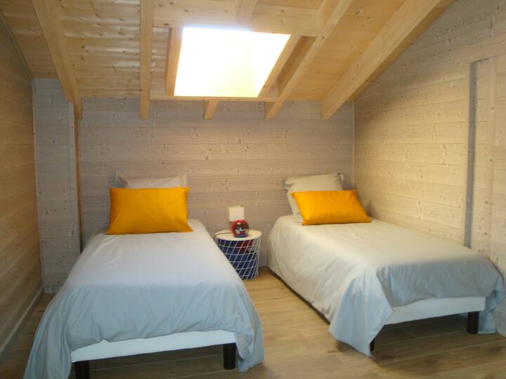 4ième Chambre à l'étage avec deux lits en 90 cm