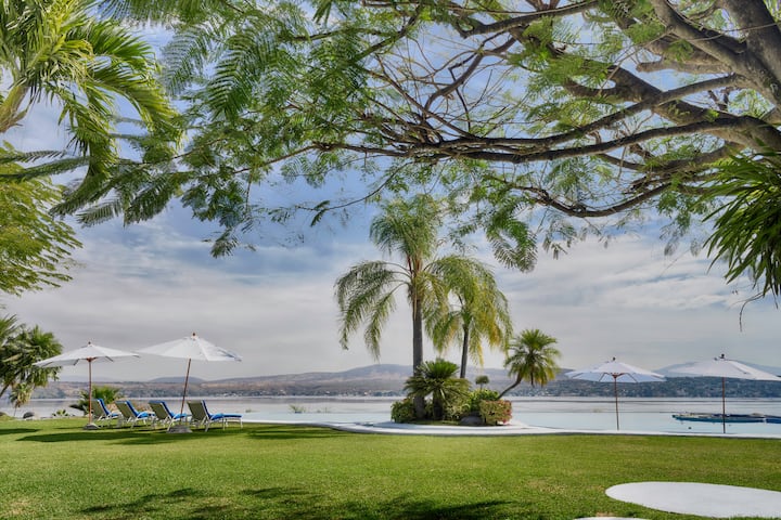 LA VISTA Lakefront House