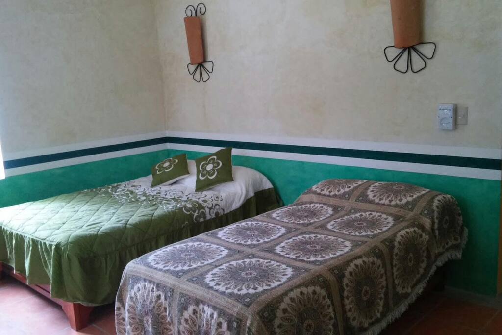 Habitación con cama matrimonial e individual