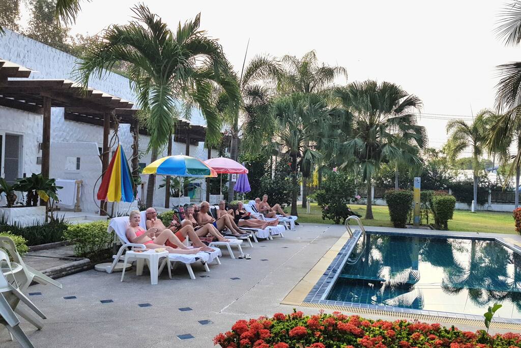 Guests posing at the pool for me :-)
