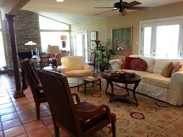 Hillside designer home,10 min.dwntn gallery image 2