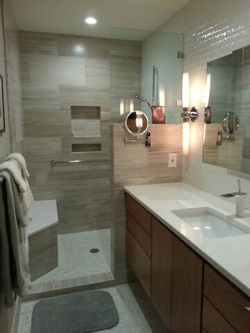 Hillside designer home,10 min.dwntn gallery image 4