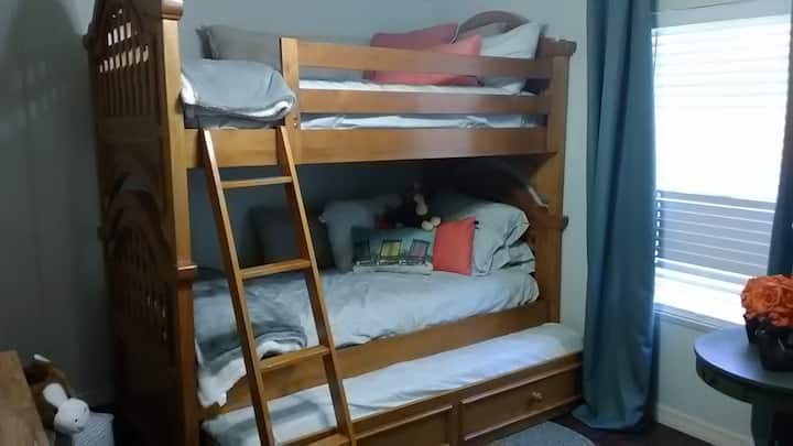 Креветите на спрат имаат кревет на спуштање со трет брачен кревет (широк 150-179 см). Оваа соба е идеална за деца со телевизор и DVD кои може да се поврзат со вашите системи за игри.