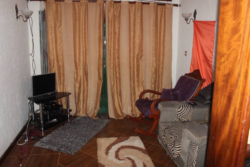 Le salon avec les connexions TV française et Locale