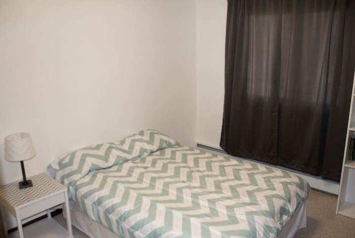 Cozy room in artsy Eastside home