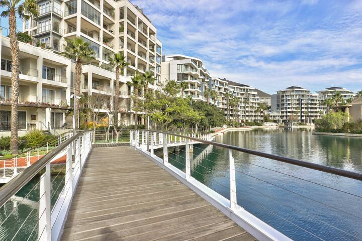 Elegant V&A Waterfront Canal Apartment gallery image 2