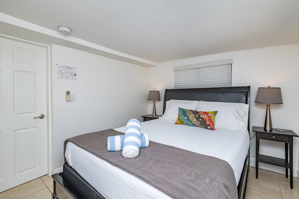 Spálňa s vlastnou kúpeľňou s FIALOVÝM MATRACOM s manželskou posteľou Queen