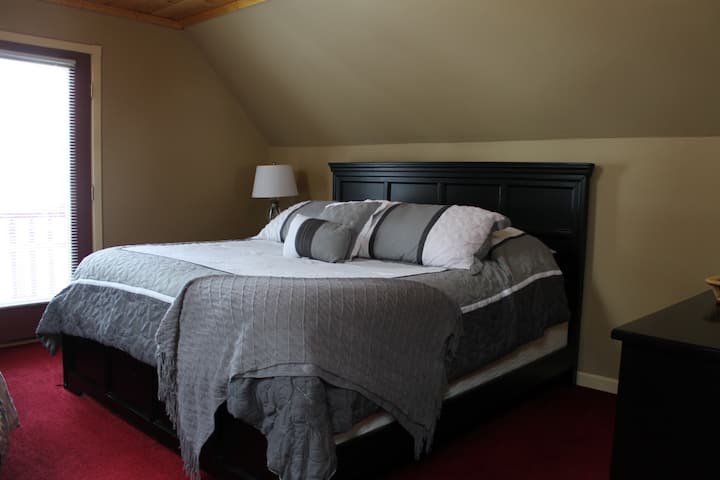 Lit King Size dans la chambre principale