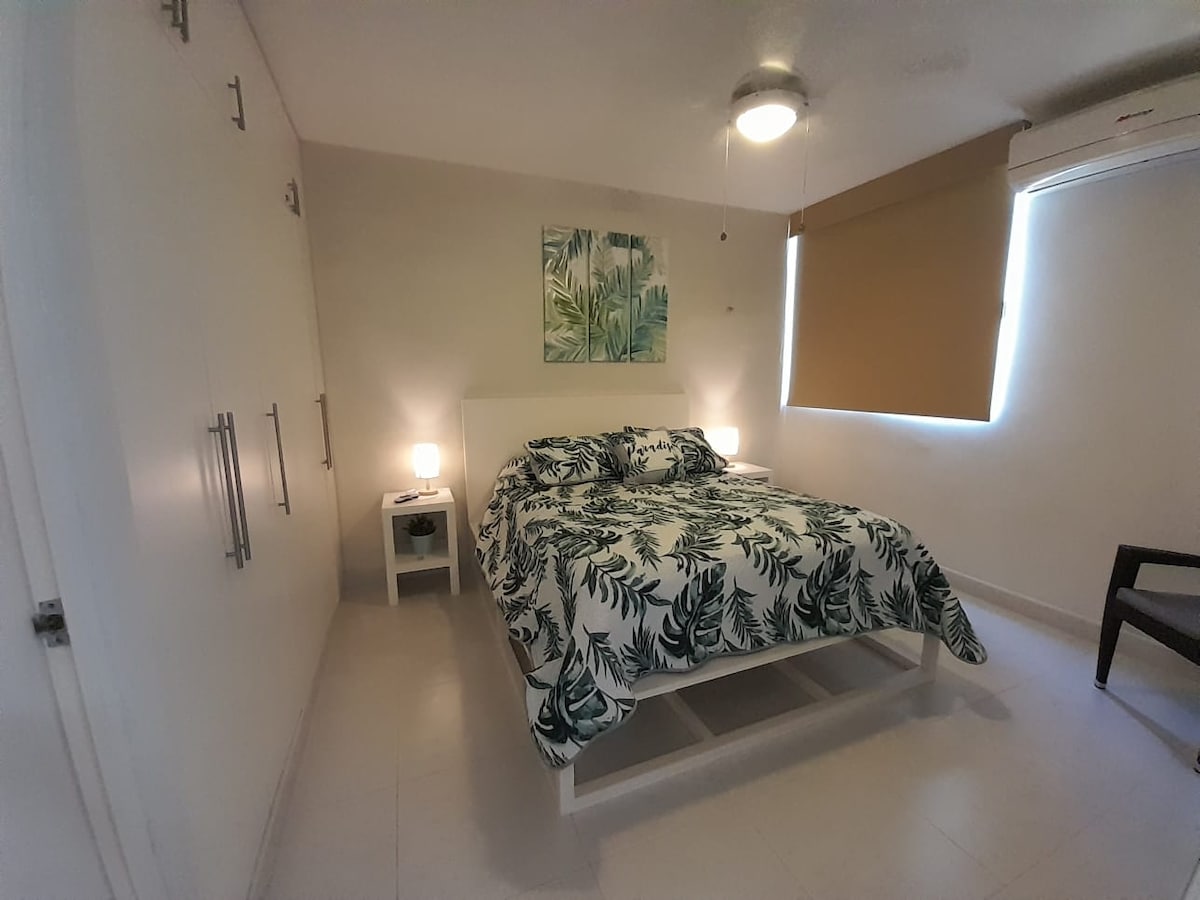 Chumba cha kulala cha msingi.
Chumba kikuu cha kulala.
