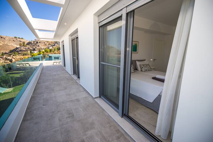 Luxurious Sunrise 3 villa in Vlycha Bay gallery image 3