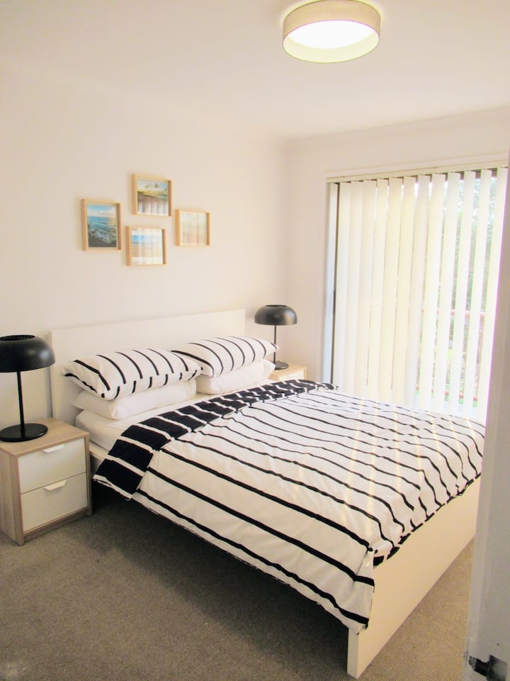 Климатизирани спални соби со брачен кревет (широк 150-179 см) со сезонски соодветна квалитетна постелнина на горниот кат