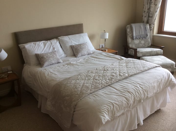 Double bedroom downstairs with breathtaking view of the islands.