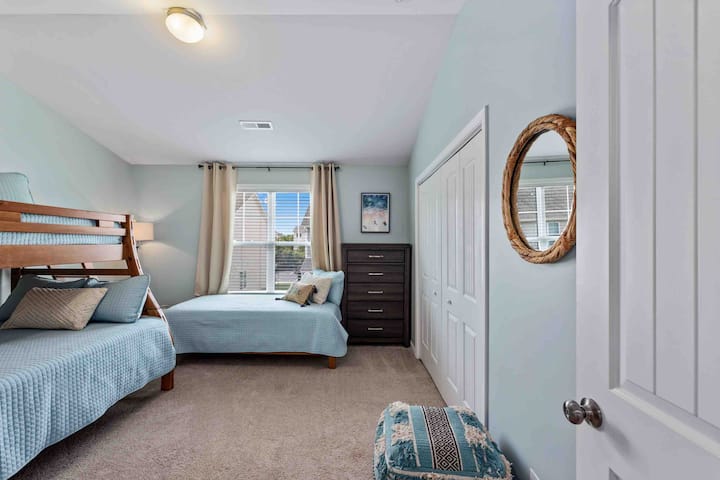 غرفة بطابقين واسعة. سرير مزدوج بطابقين كامل وتوأم واحد. 