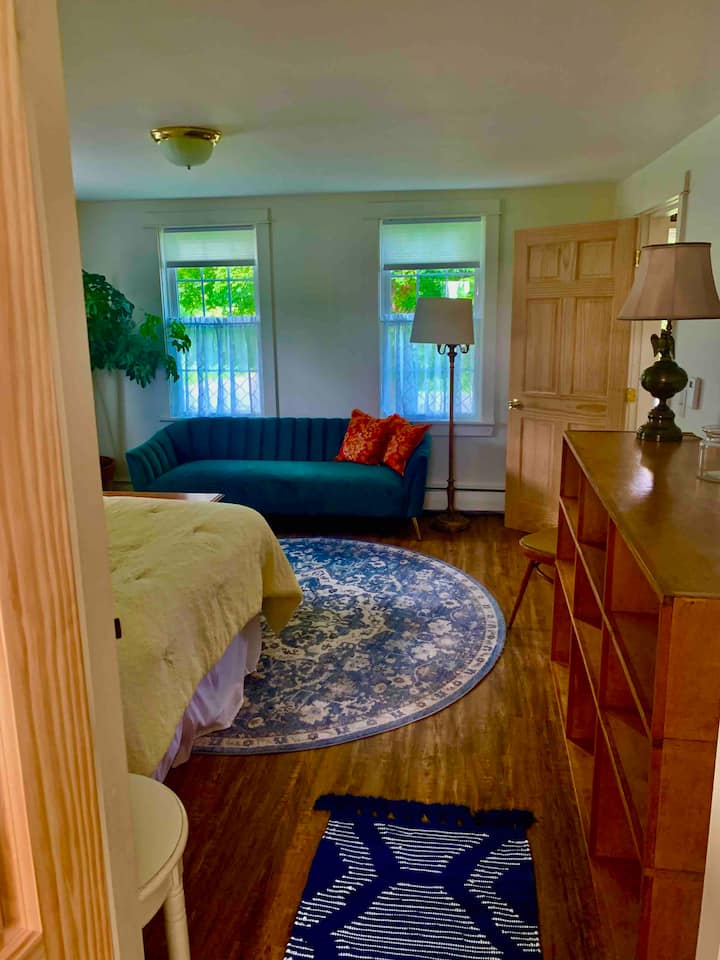 Kitanda cha ukubwa wa king kwenye ghorofa ya kwanza na bafu la kujitegemea, bomba la mvua, kabati na sehemu ya kufulia.