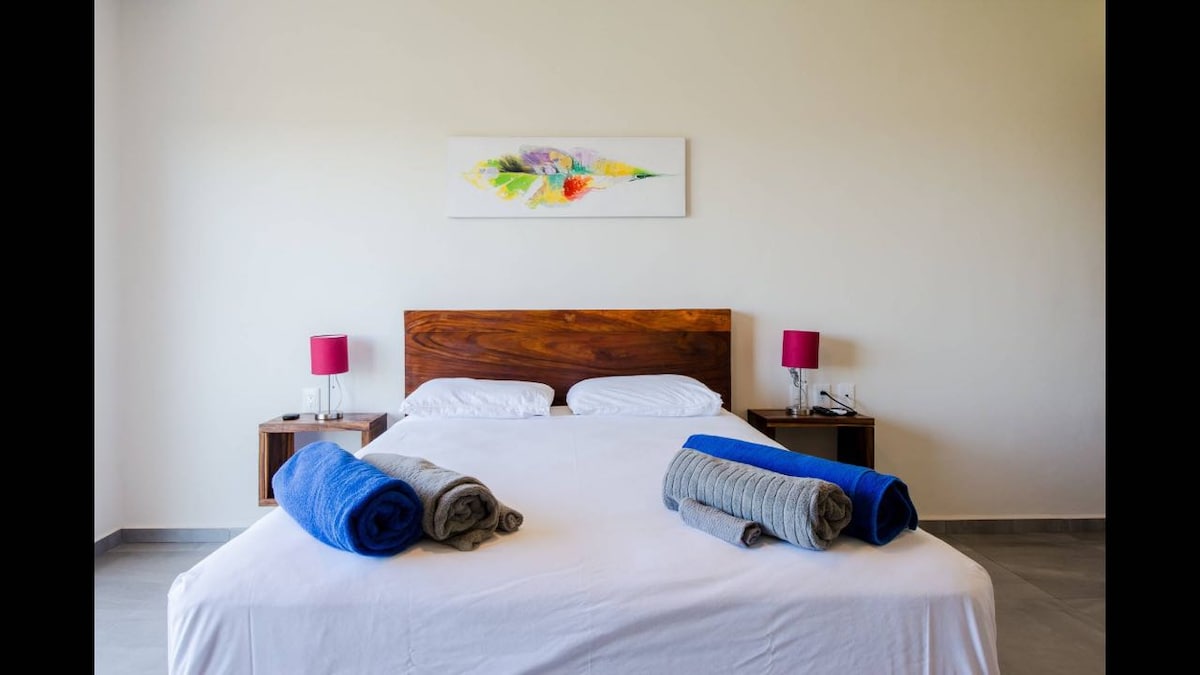 חדר שינה ראשי עם מיטת קווין סייז.