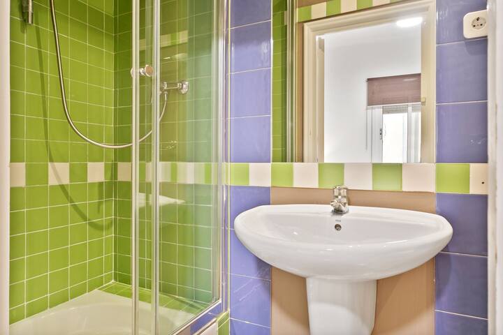 5-bedroom 3 bathroom apartment with lots of style gallery image 4