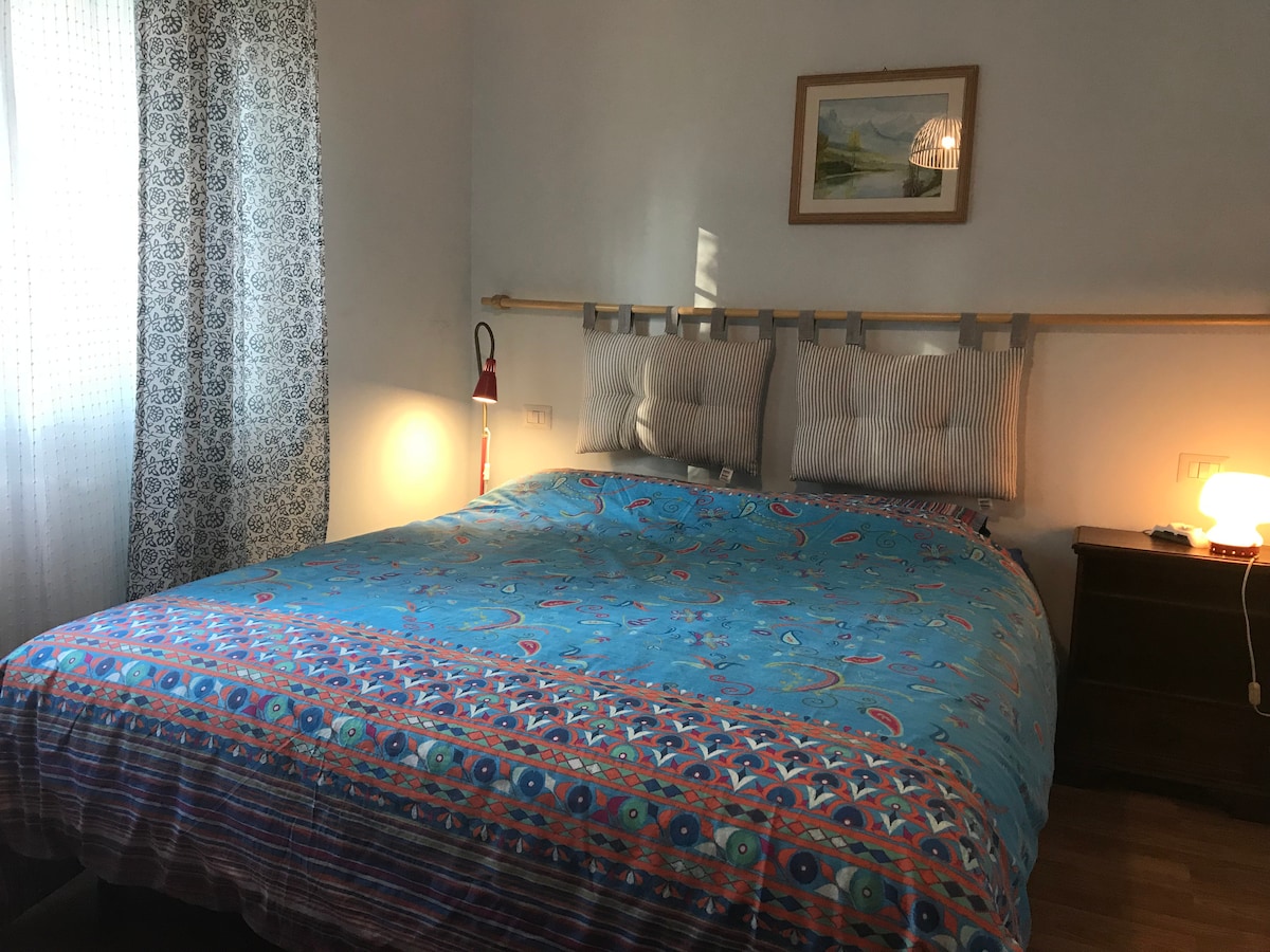 我們的第二間臥室有兩張牀，均可作為2張單人牀或雙人牀使用。 這個房間明亮安靜。 
