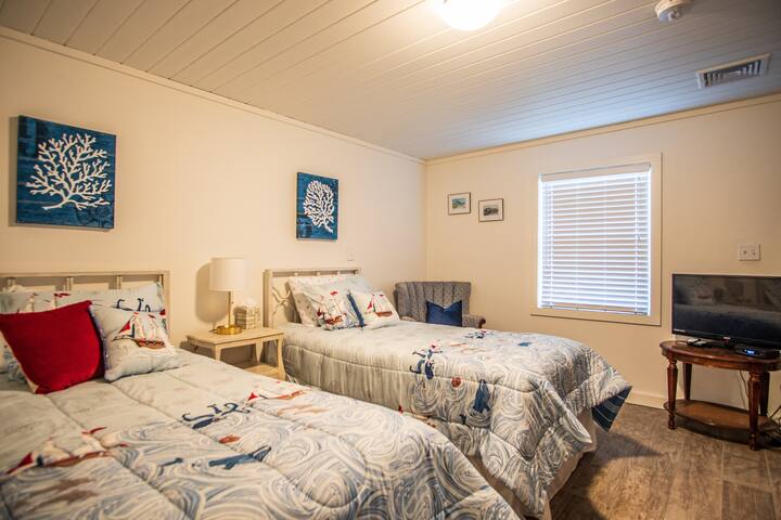 Bračni kreveti u drugoj spavaćoj sobi za goste također imaju TV visoke kvalitete.