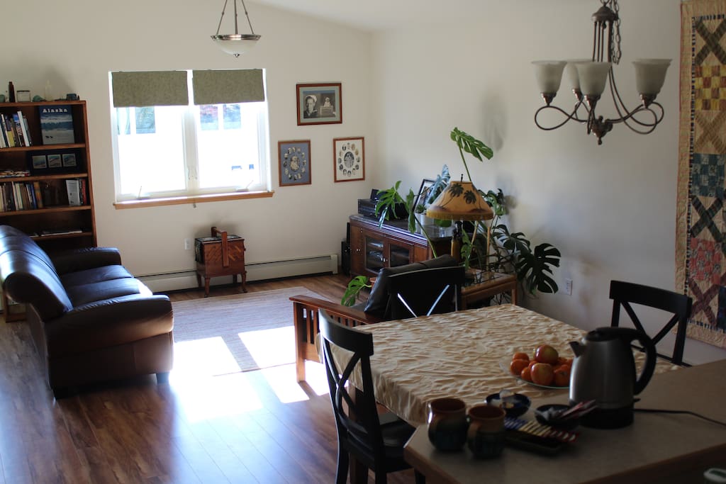 Upstairs living/dining room with mtn views