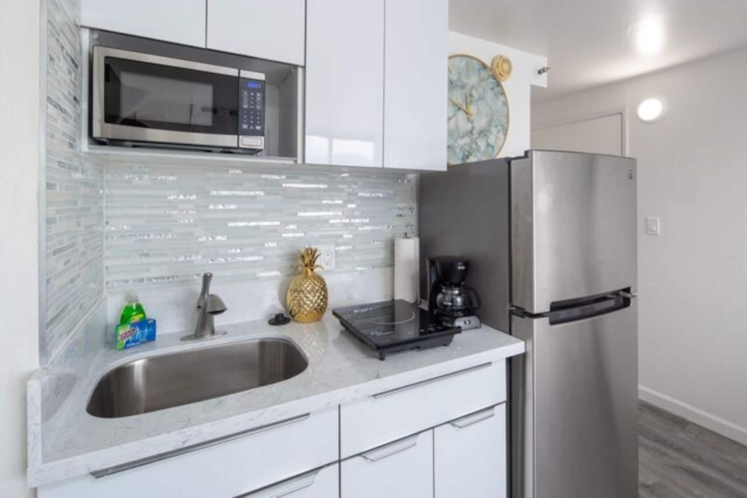 Condo in Honolulu · ★4.63 · Studio · 1 bed · 1 shared bath - Image 3