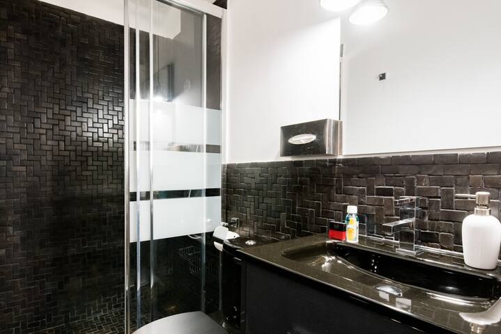 Stroll to the Royal Palace from a Charming Central Apartment gallery image 4