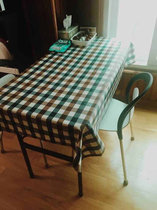 Dining tabel. use this to talk and eat. テーブルをご利用できます。이곳에서 식사를 하거나 간단히 차를 마실수도 있습니다.