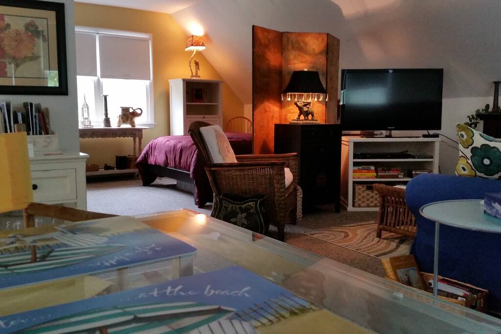 Living and sleeping area are divided.