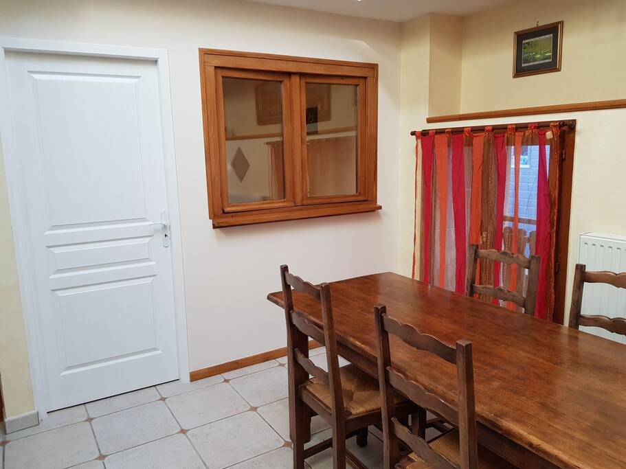 Salle à manger et entrée de la petite chambre