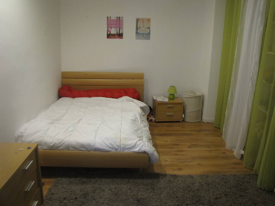 chambre lit double et bureau