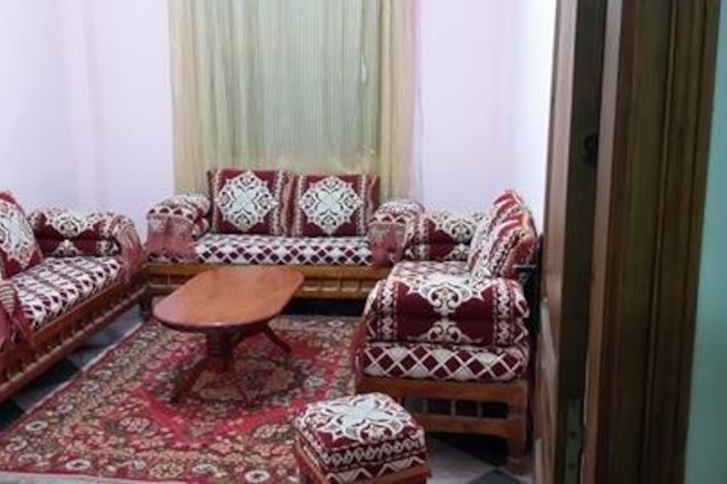 salon familial traditionnel avec table basse et tapis